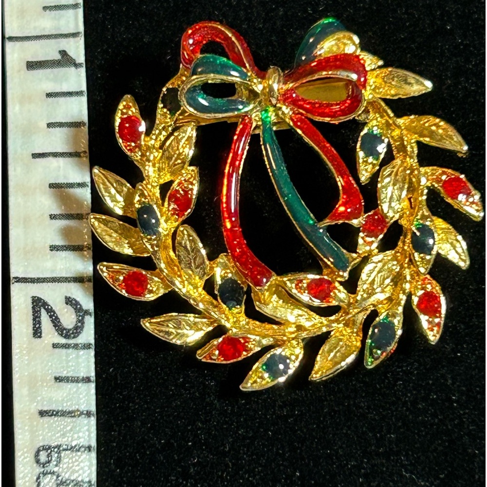 Beautiful Gold Tone And Enamel Wreath Brooch